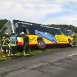 Auf der Greveler Straße zwischen Scharnhorst und Kurl ist am Dienstagnachmittag ein Bus im Straßengraben gelandet.