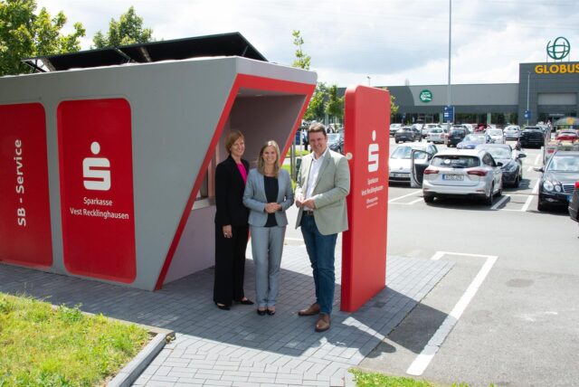 Bürgermeister Rajko Kravanja freut sich mit Stefanie Eberhardt, Vorstandsmitglied der Sparkasse Vest Recklinghausen, und Katja Düppe (l.), Marktbereichsdirektorin der Sparkasse in Castrop-Rauxel.