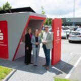 Bürgermeister Rajko Kravanja freut sich mit Stefanie Eberhardt, Vorstandsmitglied der Sparkasse Vest Recklinghausen, und Katja Düppe (l.), Marktbereichsdirektorin der Sparkasse in Castrop-Rauxel.