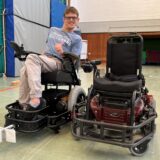 Till Martenka (32) in seinem neuen Powerchair neben dem alten Powerchair. Das alte Modell fällt mittlerweile fast auseinander, es gibt keine Ersatzteile mehr und die Technik ist veraltet.