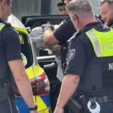 Polizisten nehmen den mutmaßlichen Täter fest, der am Dienstag einen Mann mit einem Messer bedroht haben soll.