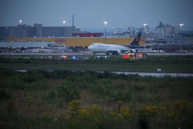 Blick auf eine Rollbahn am Flughafen Köln/Bonn, auf welcher Einsatzkräfte von Polizei und Feuerwehr im Einsatz sind. Klimaaktivisten haben am Flughafen Köln/Bonn eine Unterbrechung des Flugverkehrs verursacht.