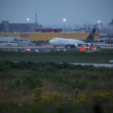 Blick auf eine Rollbahn am Flughafen Köln/Bonn, auf welcher Einsatzkräfte von Polizei und Feuerwehr im Einsatz sind. Klimaaktivisten haben am Flughafen Köln/Bonn eine Unterbrechung des Flugverkehrs verursacht.