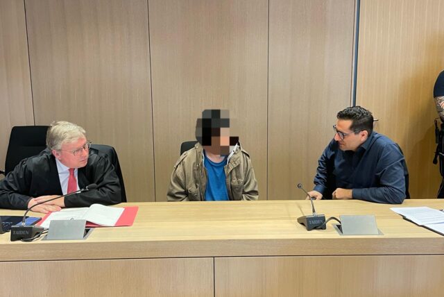 Der Angeklagte (2.v.l.) beim Prozessauftakt am Bochumer Landgericht am 1. Juli 2024. Links: Verteidiger Ingo Benninghoven. Rechts: Ein Dolmetscher.