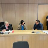 Der Angeklagte (2.v.l.) beim Prozessauftakt am Bochumer Landgericht am 1. Juli 2024. Links: Verteidiger Ingo Benninghoven. Rechts: Ein Dolmetscher.