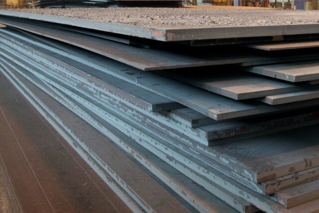 Gewalzte Stahlplatten liegen übereinander