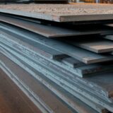 Gewalzte Stahlplatten liegen übereinander