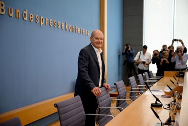 Bundeskanzler Olaf Scholz (SPD) kommt in die Bundespressekonferenz um sich auf seiner Sommer-Pressekonferenz zu aktuellen Themen der Innen- und Außenpolitik zu äußern.