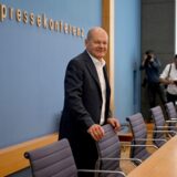 Bundeskanzler Olaf Scholz (SPD) kommt in die Bundespressekonferenz um sich auf seiner Sommer-Pressekonferenz zu aktuellen Themen der Innen- und Außenpolitik zu äußern.