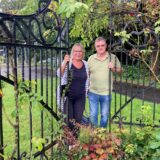 Jogi Lenort und Marianne Seidel stehen an dem Tor des ehemaligen Friedhofs an der Bergstraße, das derzeit am Rand des Resser Weges in Herten-Mitte steht.
