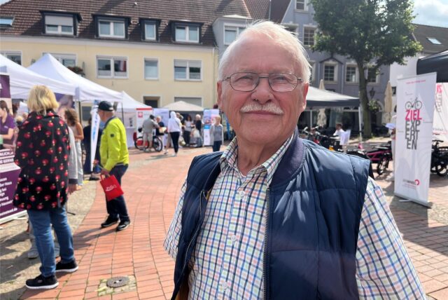 Senior auf dem Marktplatz in Haltern
