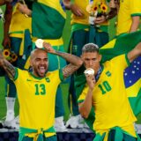 Richarlison und Dani Alves bejubeln die Goldmedaille im Fußball von Brasilien bei Olympia 2021 in Tokio.