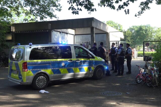 Ein Einsatzfahrzeug der Recklinghäuser Polizei vor dem Südbad