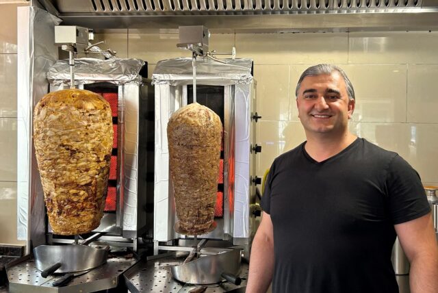 Selam Tasdemir steht im Topkapi Imbiss vor den Hähnchen- und Kalb-Dönerspießen.