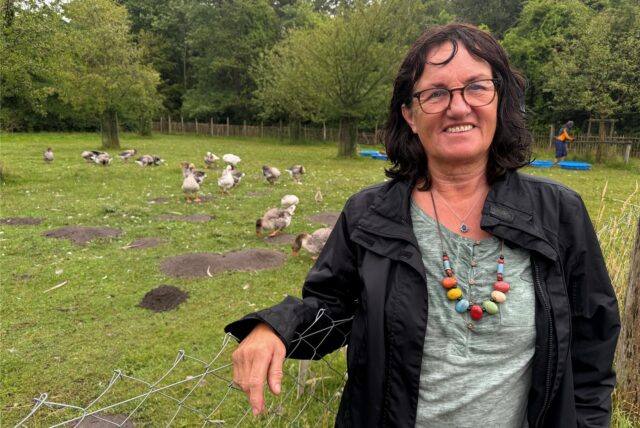 Dorothee Zijp steht vor einer Weide.