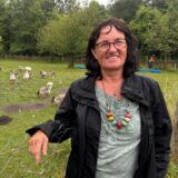 Dorothee Zijp steht vor einer Weide.