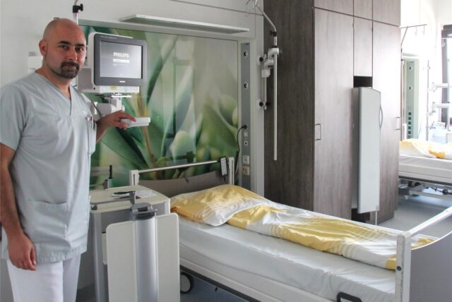 Mitarbeiter der Stroke Unit am EvK an einem Patientenbett.
