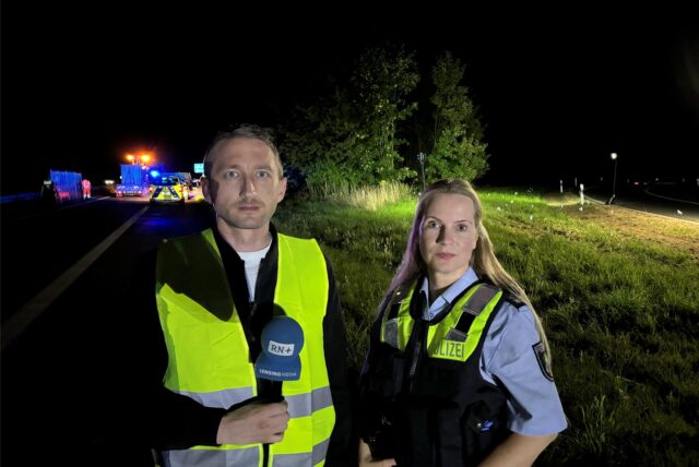 RN-Reporter Philipp Pohl steht mit Polizeisprecherin Diana Krömer an der Unfallstelle auf der A44 am Kreuz Dortmund/Unna.