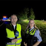 RN-Reporter Philipp Pohl steht mit Polizeisprecherin Diana Krömer an der Unfallstelle auf der A44 am Kreuz Dortmund/Unna.