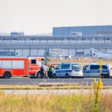 Einsatzfahrzeuge der Polizei stehen am Frankfurter Flughafen bei einer Aktion von Klimaaktivisten.