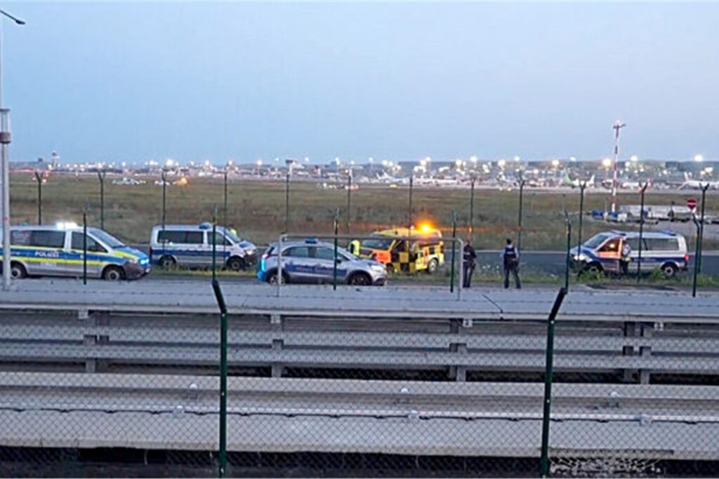 Einsatzfahrzeuge der Polizei stehen unweit des Rollfelds am Frankfurter Flughafen.
