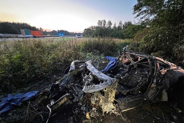 Der Porsche ist weit von der Fahrbahn der Autobahn entfernt zum Stillstand gekommen und in Flammen aufgegangen.