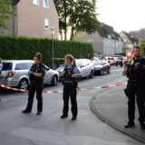 Polizisten stehen an einem Flatterband an der Märkerstraße in Gladbeck