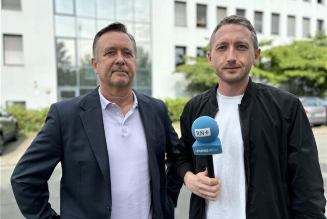 Der Dortmunder Staatsanwalt Carsten Dombert (l.) äußert sich zum tödlichen Unfall auf der A44 am Mittwochabend.