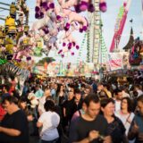 Menschen gehen in Herne über die Cranger Kirmes