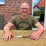 Timo Deitmer hat sein Jagdmesser vor sich auf dem Tisch.