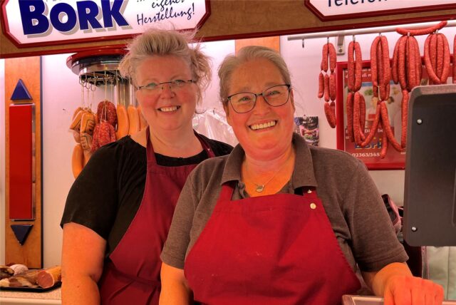 Silke Buschmann (l.) und Nicole Lampe im Stand der Fleischerei Bork auf dem Wochenmarkt in der Castroper Altstadt.