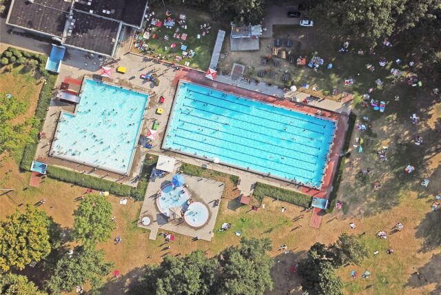 Eine Luftaufnahme zeigt die Schwimmbecken des Parkbad Nord in Castrop-Rauxel.