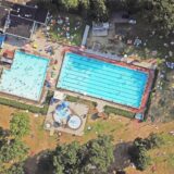 Eine Luftaufnahme zeigt die Schwimmbecken des Parkbad Nord in Castrop-Rauxel.