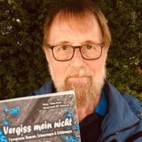Zwei Männer halten jeweils ein Buch in der hand