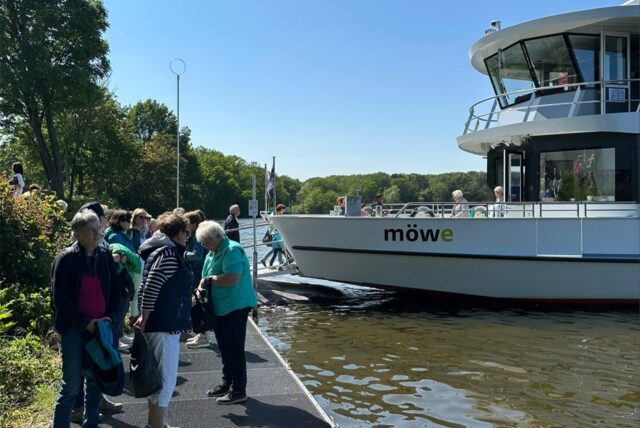 Das Schiff Möwe mit wartenden Passagieren auf dem Steg