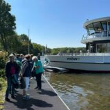 Das Schiff Möwe mit wartenden Passagieren auf dem Steg
