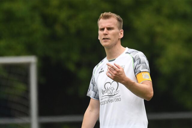 Moritz Budde (l.) Kapitän des SV Wacker Obercastrop II, hier im Testspiel gegen FC Erkenschwick, musste im Test bei RW Germania eine Niederlage hinnehmen.