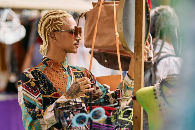 Brillen, Taschen und Accessoires auf einem Trödelmarkt