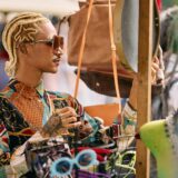 Brillen, Taschen und Accessoires auf einem Trödelmarkt