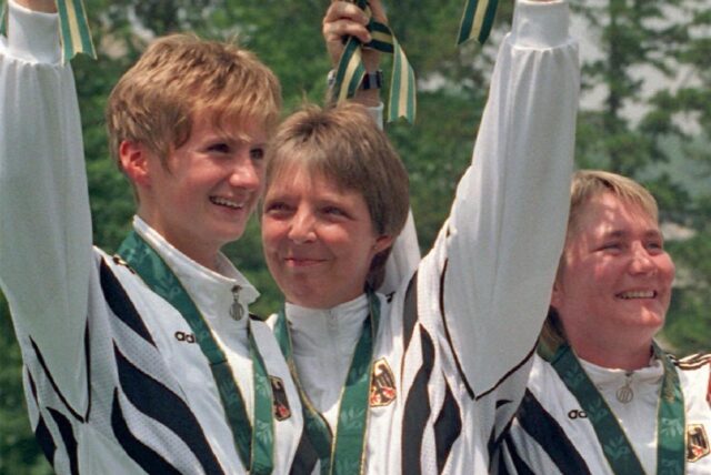 Cornelia Pfohl, Barbara Mensing und Sandra Sachse (v.l.) halten Blumensträuße in die Höhe und tragen ihre Silbermedaillen um den Hals.