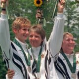 Cornelia Pfohl, Barbara Mensing und Sandra Sachse (v.l.) halten Blumensträuße in die Höhe und tragen ihre Silbermedaillen um den Hals.