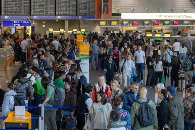 Reisende halten sich im Terminal des Frankfurter Flughafens auf. Der Flugverkehr wurde zeitweise eingestellt, nachdem Klimaaktivisten am frühen Morgen auf das Gelände des Flughafens eingedrungen waren und sich festgeklebt hatten.