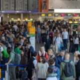 Reisende halten sich im Terminal des Frankfurter Flughafens auf. Der Flugverkehr wurde zeitweise eingestellt, nachdem Klimaaktivisten am frühen Morgen auf das Gelände des Flughafens eingedrungen waren und sich festgeklebt hatten.