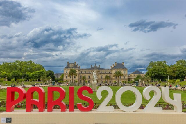 Der Schriftzug „Paris 2024“ kündigt die Olympischen Spiele an.