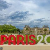 Der Schriftzug „Paris 2024“ kündigt die Olympischen Spiele an.