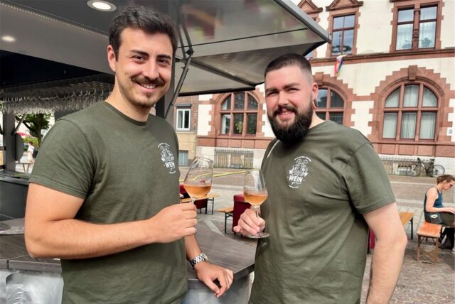 Phil (l.) und Tobi von der Weinbar Weingrün im Unionviertel lieben es, gute Weine zu probieren und Empfehlungen auszusprechen