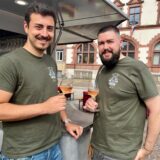 Phil (l.) und Tobi von der Weinbar Weingrün im Unionviertel lieben es, gute Weine zu probieren und Empfehlungen auszusprechen