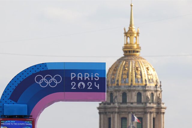 Vor den Olympischen Sommerspielen, Olympia Paris 2024, eine Anzeigetafel und die Olympischen Ringe sind vor der Kuppel des Invalidendoms zu sehen.