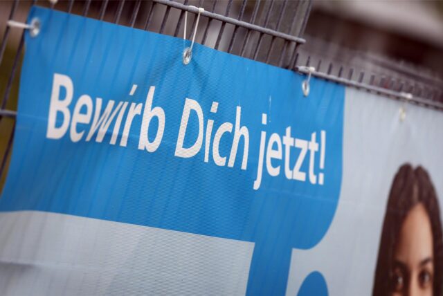 Plakat mit Aufruf zum Bewerben