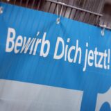 Plakat mit Aufruf zum Bewerben